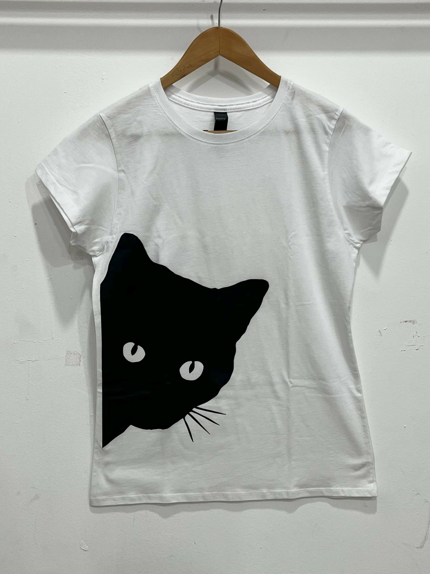 Camiseta Blanca con Diseño de Gato Negro