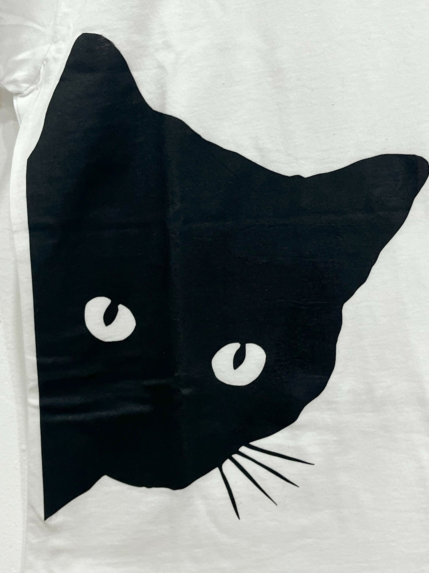 Camiseta Blanca con Diseño de Gato Negro