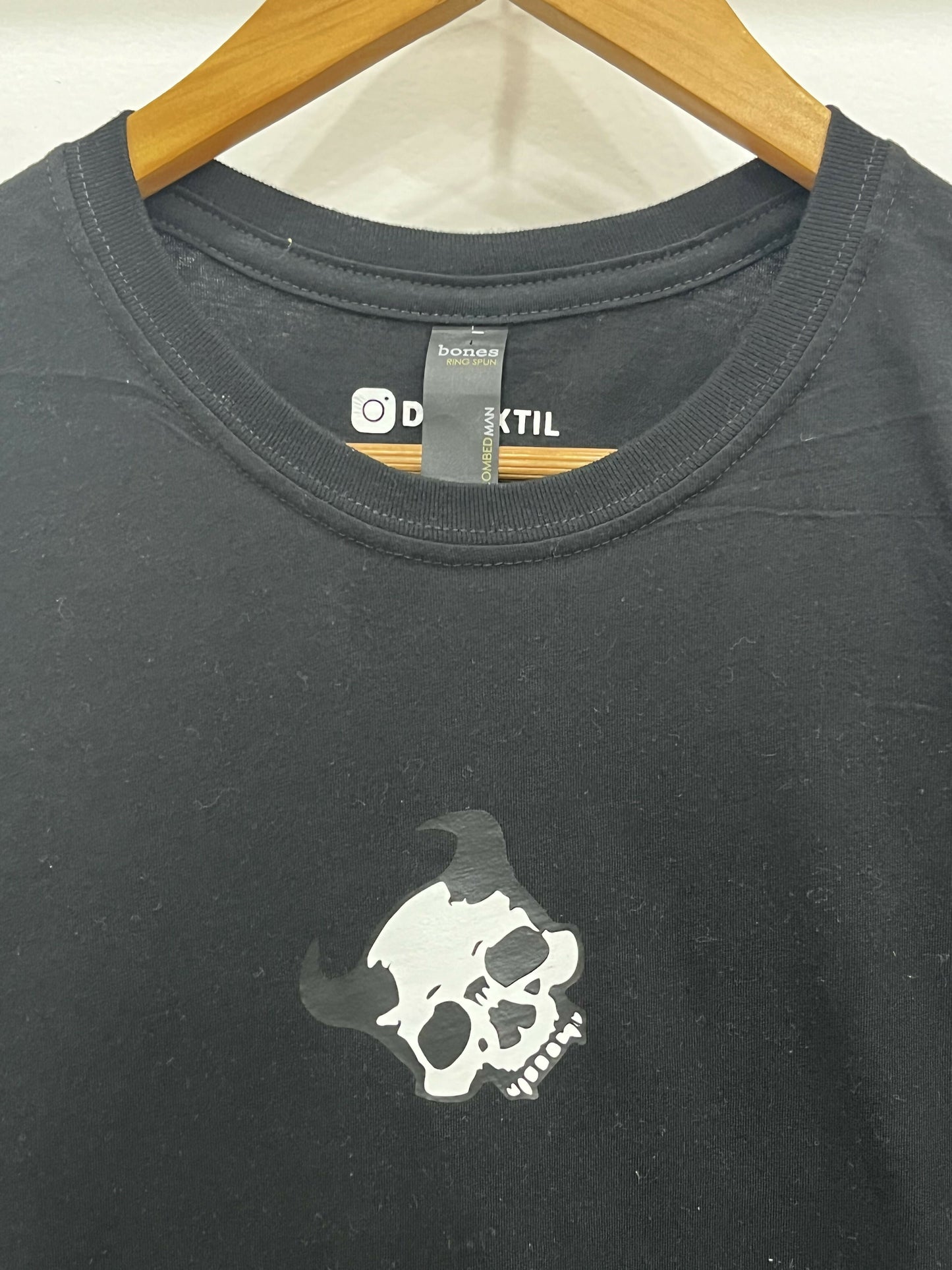 Camiseta Negra con Estampado de Calaveras