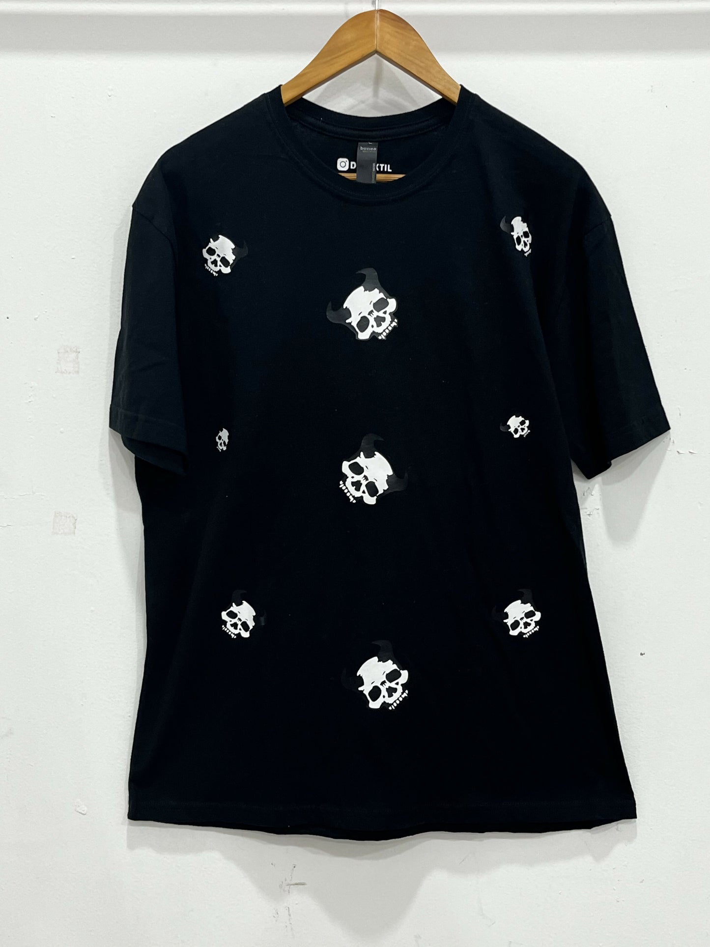 Camiseta Negra con Estampado de Calaveras